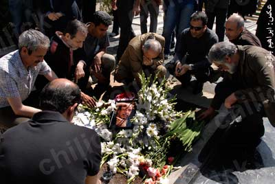 عکاسان در یادبود ابوطالب امام، از همسر ایشان تقدیر کردند